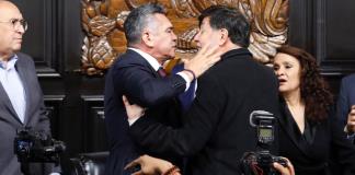 Sheinbaum juzga lamentable la pelea a golpes entre senadores en México