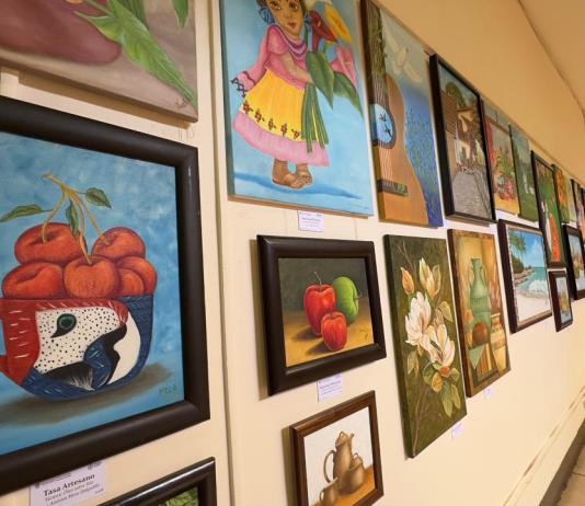 Adultos mayores de Zapotlán exhiben su talento en exposición de pintura al óleo