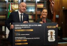 Infantino da a Sheinbaum réplica gigante de entrada al partido inaugural del Mundial 2026