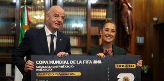 Infantino da a Sheinbaum réplica gigante de entrada al partido inaugural del Mundial 2026