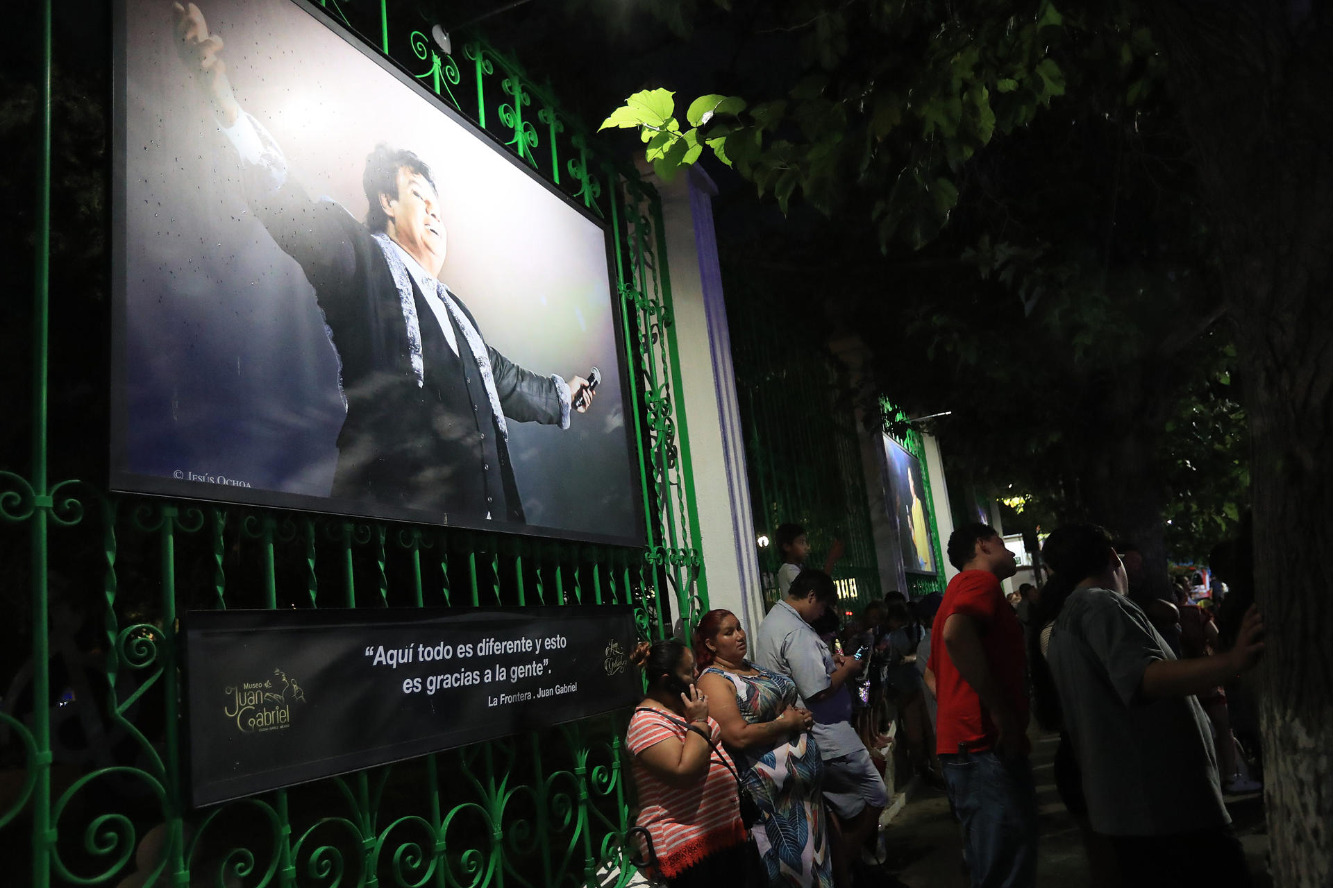 Homenaje a Juan Gabriel reúne a fans mexicanos y extranjeros en Ciudad Juárez Homenaje a Juan Gabriel reúne a fans mexicanos y extranjeros en Ciudad Juárez