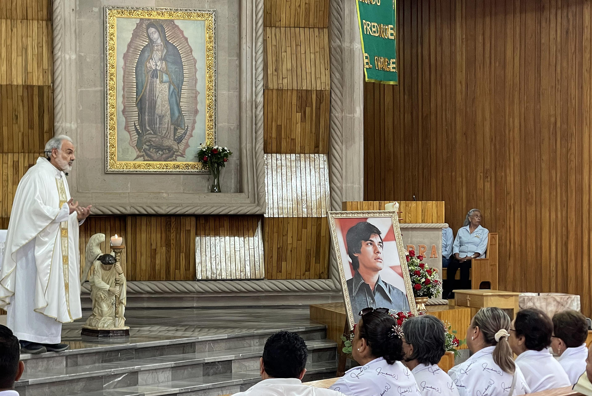 Homenaje a Juan Gabriel reúne a fans mexicanos y extranjeros en Ciudad Juárez Homenaje a Juan Gabriel reúne a fans mexicanos y extranjeros en Ciudad Juárez