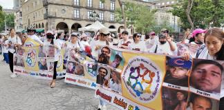 Marchan familias para exigir resultados y denuncian falta de empatía y transparencia