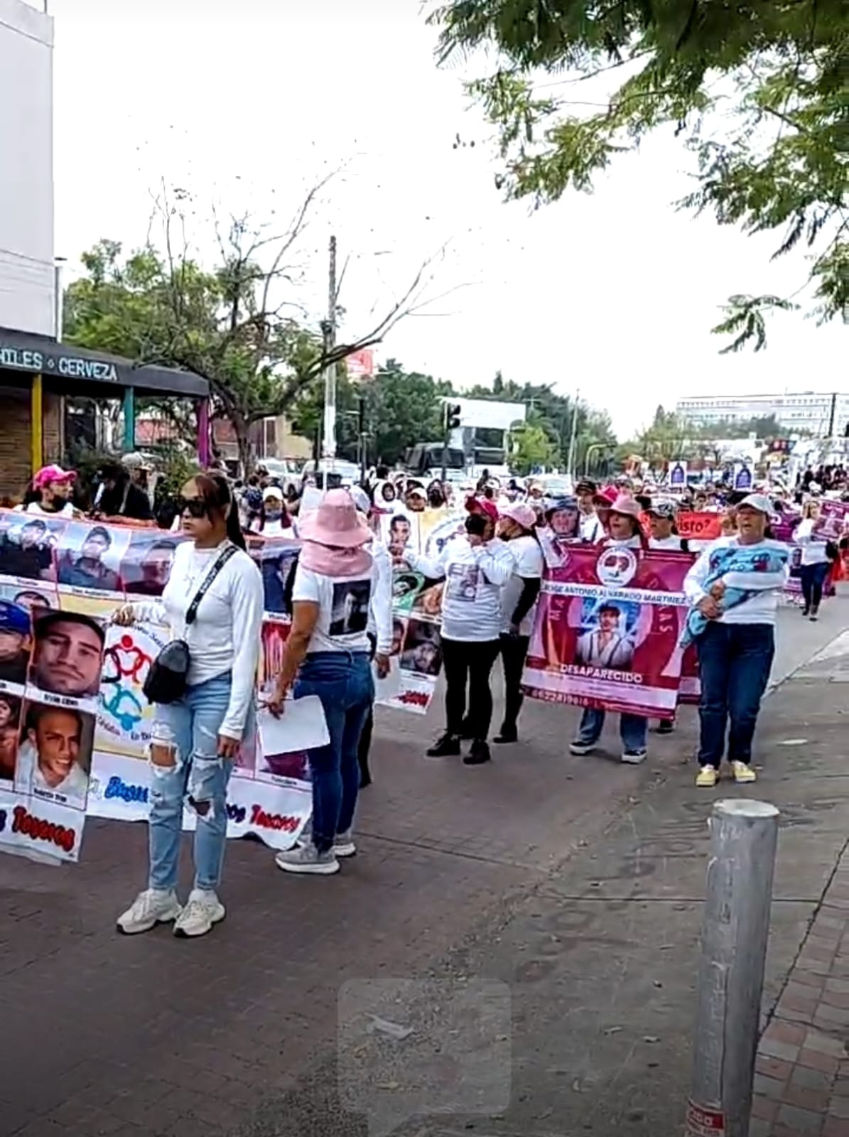 Marchan familias para exigir resultados y denuncian falta de empatía y transparencia Marchan familias para exigir resultados y denuncian falta de empatía y transparencia