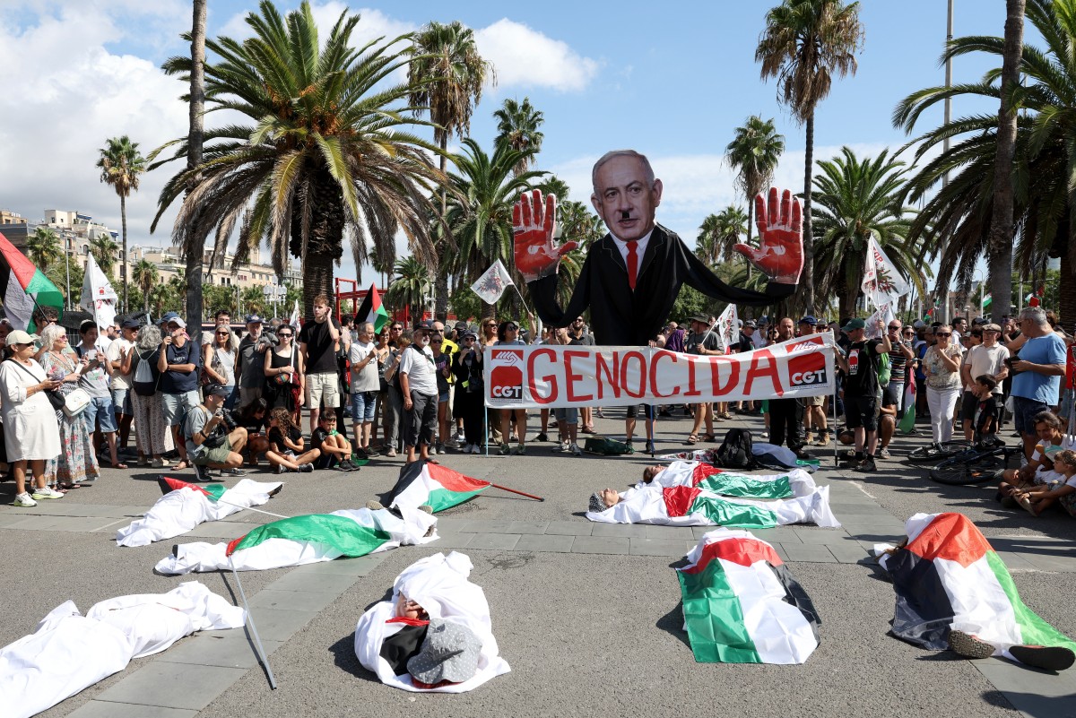 La flotilla con ayuda humanitaria para Gaza retoma el viaje desde Barcelona La flotilla con ayuda humanitaria para Gaza retoma el viaje desde Barcelona