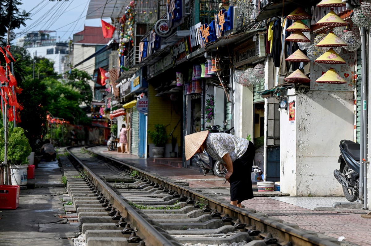 Los turistas amantes de la adrenalina mantienen viva la calle del tren en Vietnam Los turistas amantes de la adrenalina mantienen viva la calle del tren en Vietnam