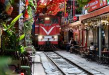 Los turistas amantes de la adrenalina mantienen viva la calle del tren en Vietnam