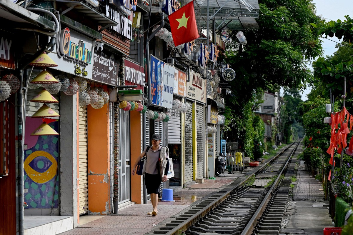 Los turistas amantes de la adrenalina mantienen viva la calle del tren en Vietnam Los turistas amantes de la adrenalina mantienen viva la calle del tren en Vietnam