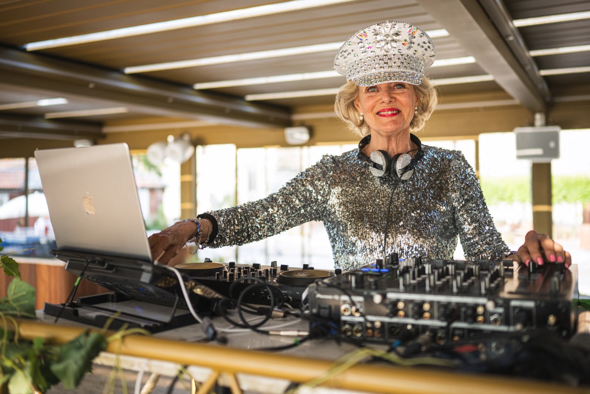 De ama de casa a ícono nocturno, DJ Gloria conquista las discotecas a los 81 años De ama de casa a ícono nocturno, DJ Gloria conquista las discotecas a los 81 años