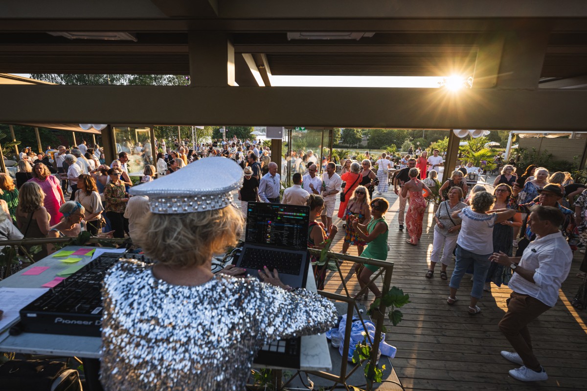 De ama de casa a ícono nocturno, DJ Gloria conquista las discotecas a los 81 años De ama de casa a ícono nocturno, DJ Gloria conquista las discotecas a los 81 años