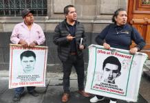 Familiares de Ayotzinapa acusan falta de “avances sustanciales” tras reunión con Sheinbaum