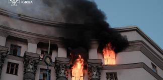 Rusia golpea la sede del gobierno ucraniano en su mayor bombardeo de la guerra