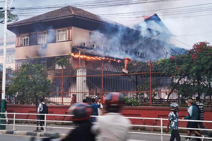 Manifestantes queman Parlamento en Nepal y renuncia primer ministro, tras represión de protestas
