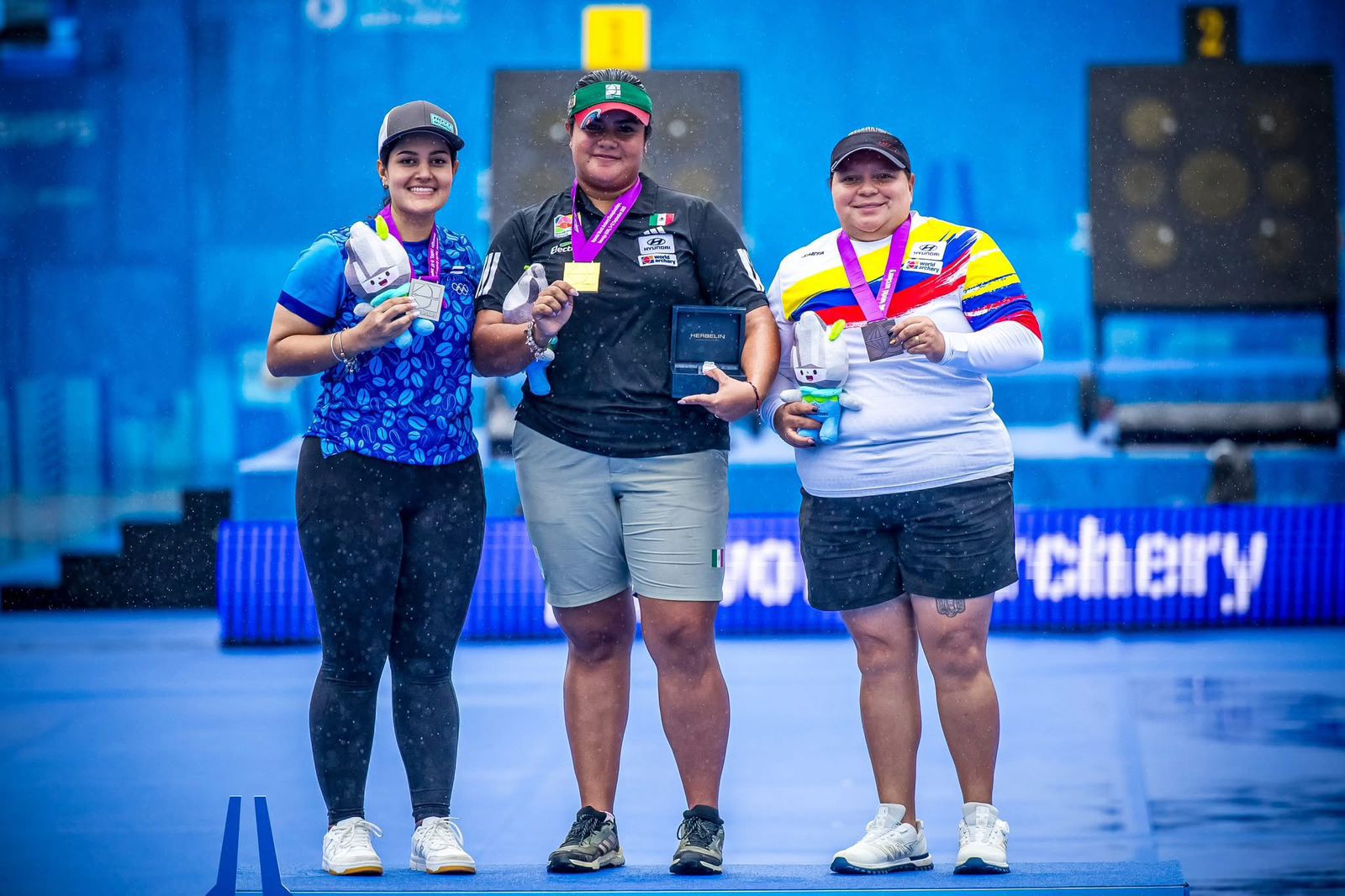 Andrea Becerra hace historia: primera mexicana con dos oros en un Mundial de tiro con arco Andrea Becerra hace historia: primera mexicana con dos oros en un Mundial de tiro con arco