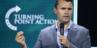 El comentarista Charlie Kirk, aliado de Trump, asesinado de un disparo en una universidad