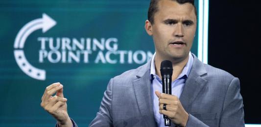 El comentarista Charlie Kirk, aliado de Trump, asesinado de un disparo en una universidad