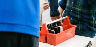 Más interacciones y mejor concentración en los colegios en Finlandia tras la prohibición de los celulares