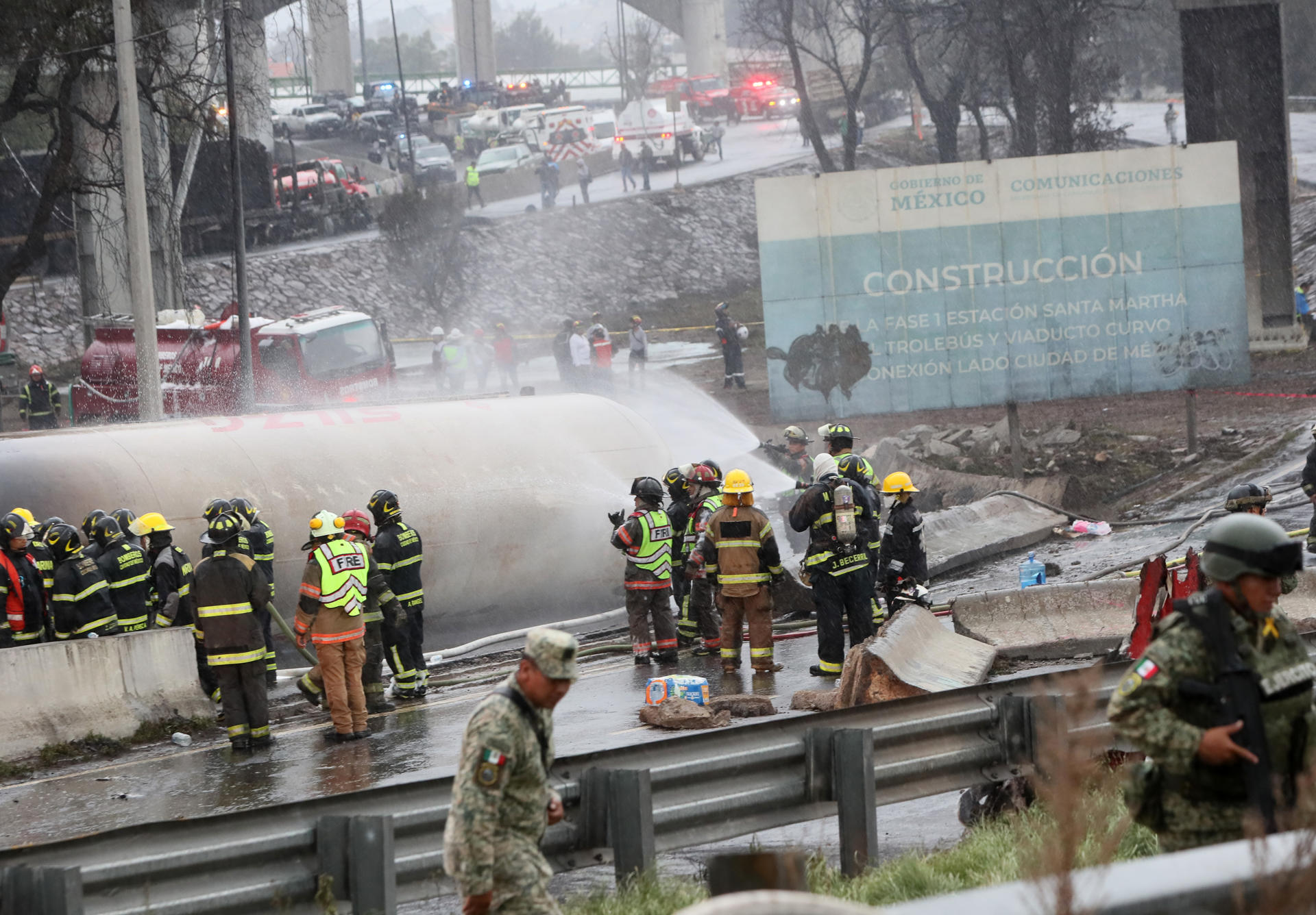 Sube a diez la cifra de muertos por la explosión de un camión de gas en CDMX