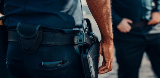 Agente migratorio mata a disparos en Chicago a inmigrante en fuga