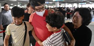 Surcoreanos detenidos en redada migratoria en EEUU recibidos con aplausos en su país