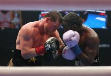 Crawford acaba con el reinado de Canelo Álvarez frente a 70.000 aficionados