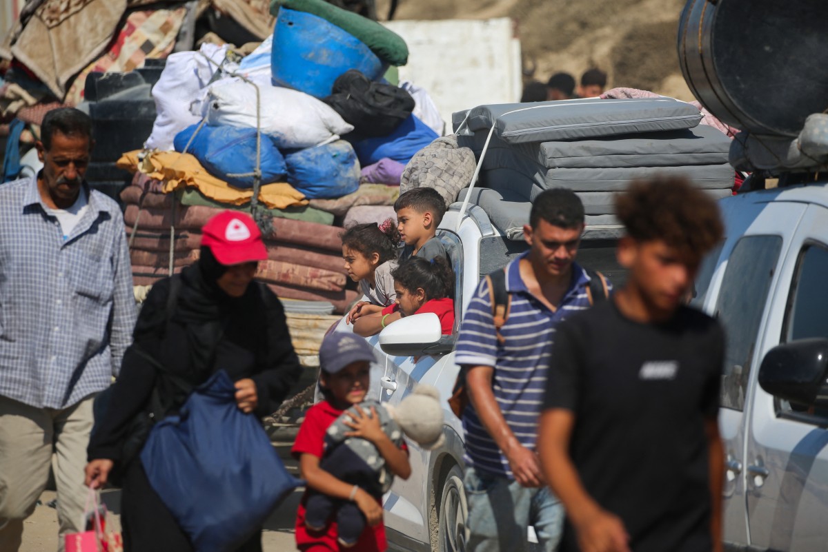 Miles de palestinos huyen de Ciudad de Gaza a pie o amontonados en camionetas Miles de palestinos huyen de Ciudad de Gaza a pie o amontonados en camionetas