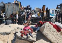 Miles de palestinos huyen de Ciudad de Gaza a pie o amontonados en camionetas
