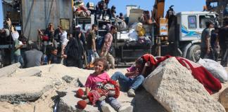 Miles de palestinos huyen de Ciudad de Gaza a pie o amontonados en camionetas