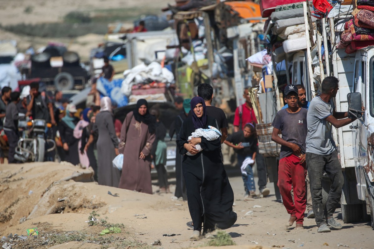 Miles de palestinos huyen de Ciudad de Gaza a pie o amontonados en camionetas Miles de palestinos huyen de Ciudad de Gaza a pie o amontonados en camionetas