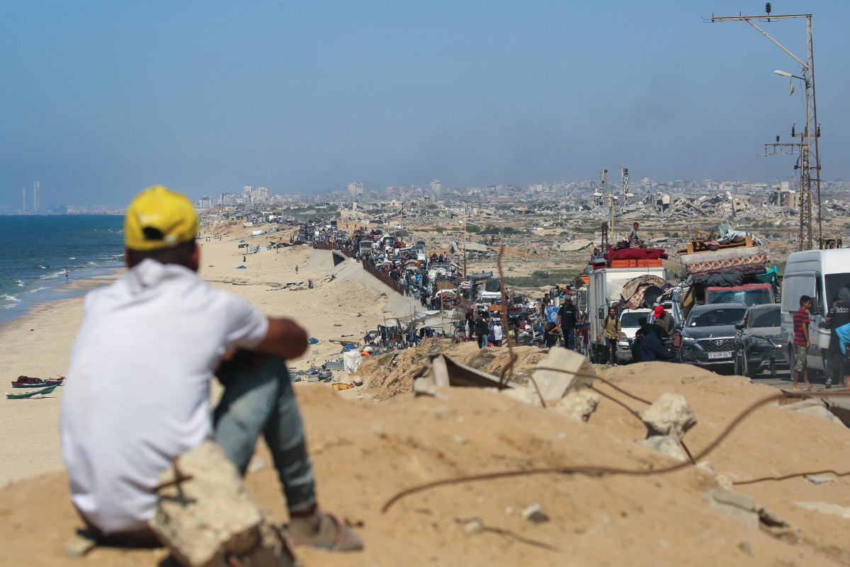 Miles de palestinos huyen de Ciudad de Gaza a pie o amontonados en camionetas Miles de palestinos huyen de Ciudad de Gaza a pie o amontonados en camionetas