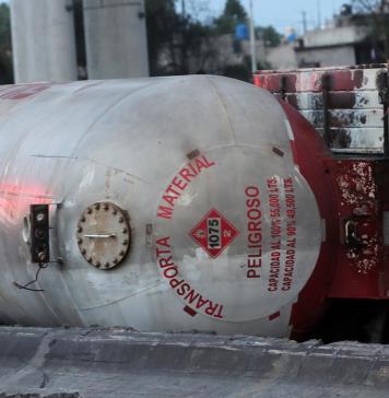 Sube a catorce la cifra de muertos por explosión de camión de gas en Ciudad de México