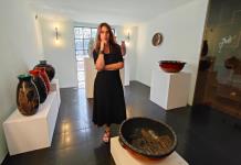 Ana Luisa Rébora presenta sus obras de barro bruñido y gráfica en “Tiempo de quemas”, en Guadalajara
