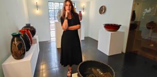 Ana Luisa Rébora presenta sus obras de barro bruñido y gráfica en "Tiempo de quemas", en Guadalajara