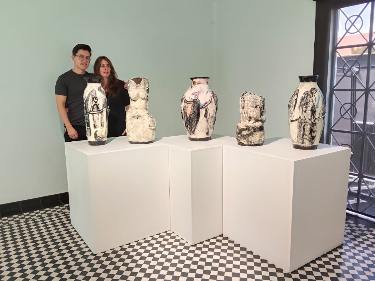 Ana Luisa Rébora presenta sus obras de barro bruñido y gráfica en “Tiempo de quemas”, en Guadalajara