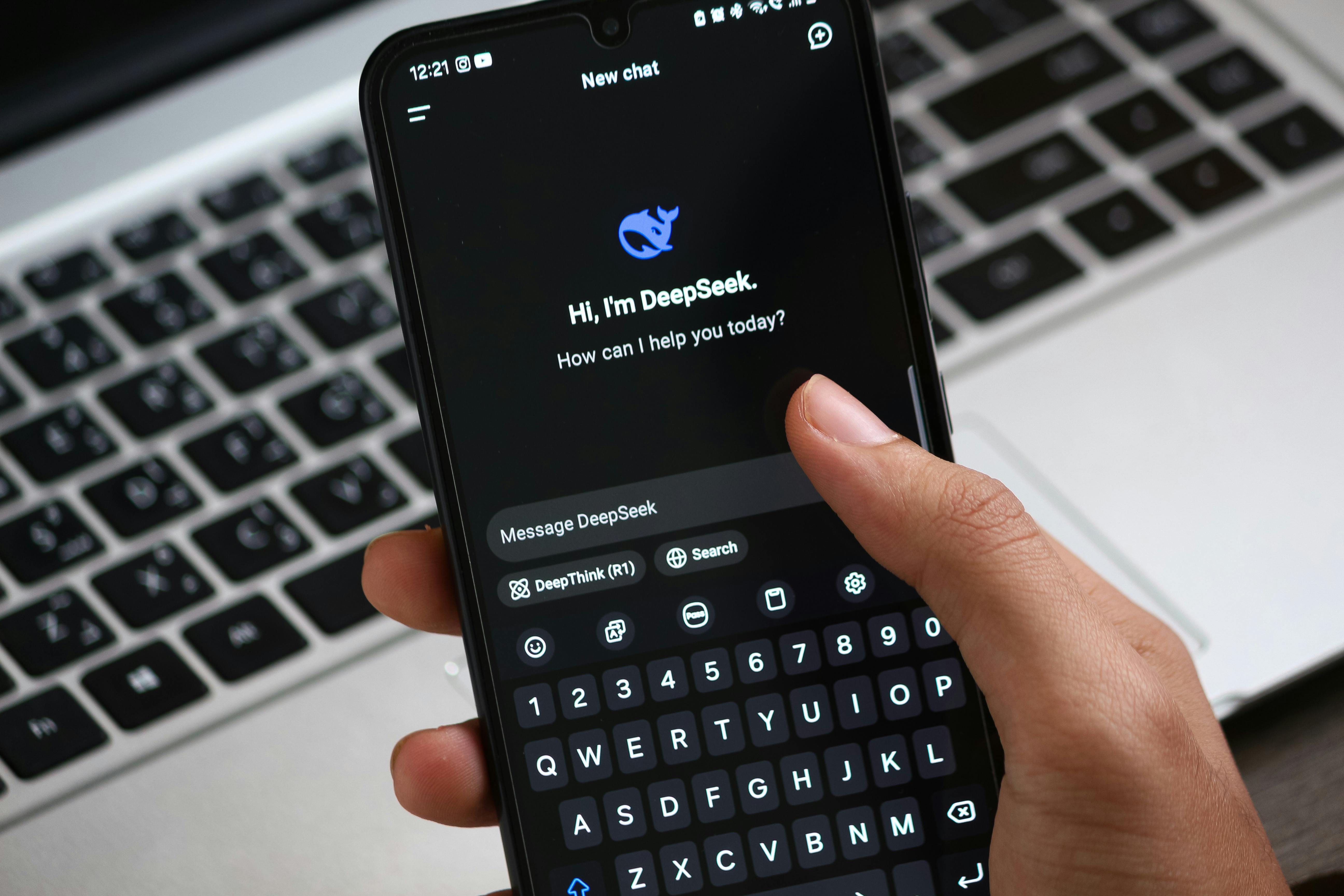 DeepSeek aprende más cuando recibe recompensa