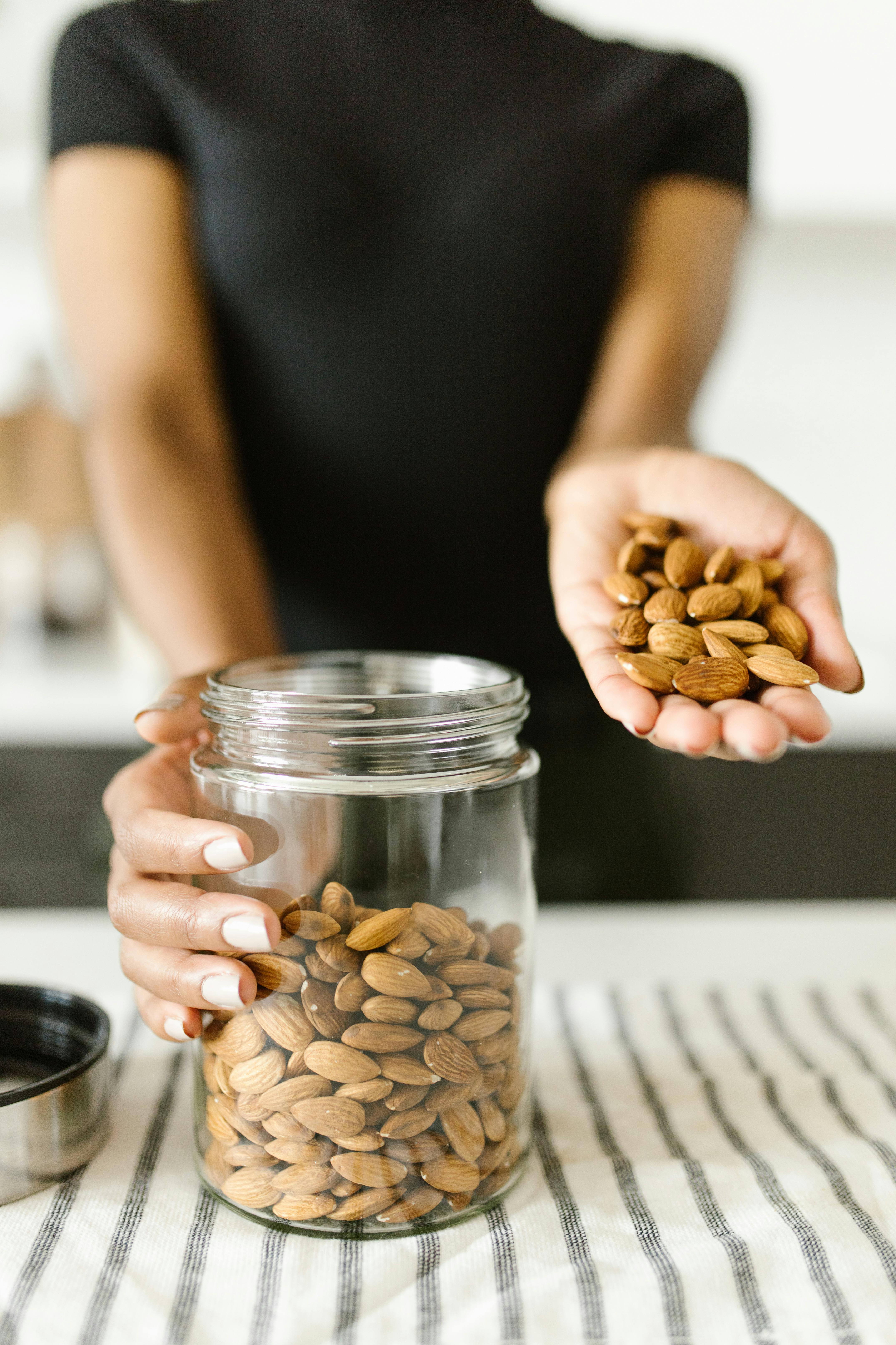 Estudios sugieren que consumir almendras podría controlar el peso Estudios sugieren que consumir almendras podría controlar el peso