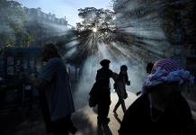 Decenas de miles de personas protestan en Francia contra la austeridad