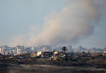 Tanques y aviones israelíes bombardean Ciudad de Gaza y el éxodo de palestinos continúa