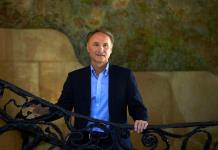 Dan Brown regresa con conspiraciones, neurociencia y un romance ambientado en Praga