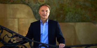 Dan Brown regresa con conspiraciones, neurociencia y un romance ambientado en Praga