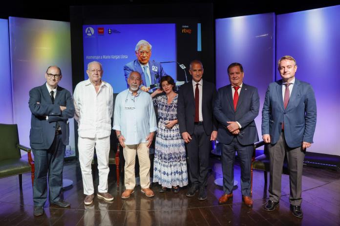 Vargas Llosa vuelve’ a la Casa de América de Madrid en un homenaje con amigos y lectores Vargas Llosa vuelve’ a la Casa de América de Madrid en un homenaje con amigos y lectores