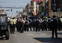 Reprimen con gases y balas de goma una protesta frente a un centro migratorio en Chicago