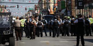 Reprimen con gases y balas de goma una protesta frente a un centro migratorio en Chicago
