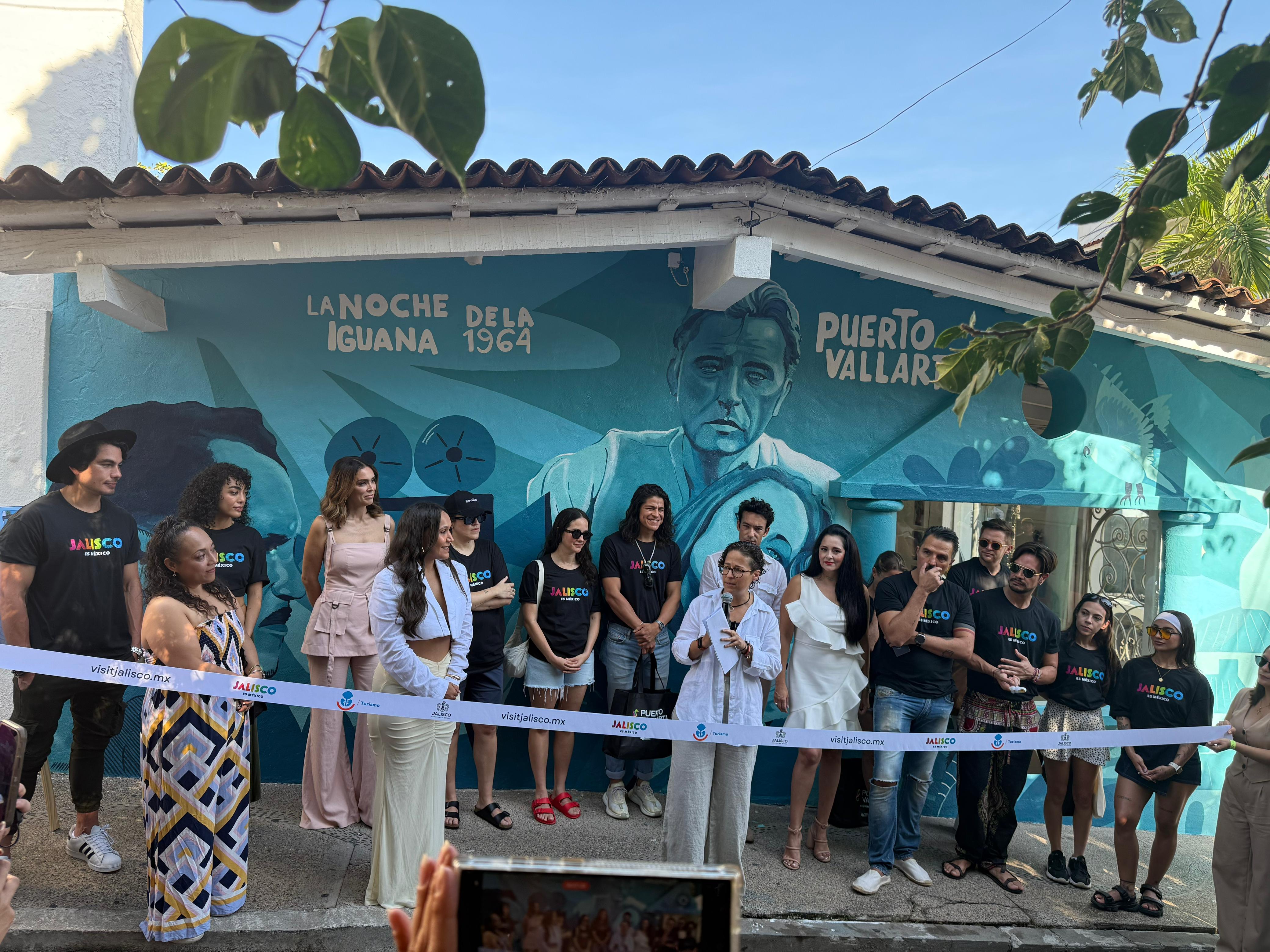 Puerto Vallarta enlaza su legado fílmico con el mural de La Noche de la Iguana
