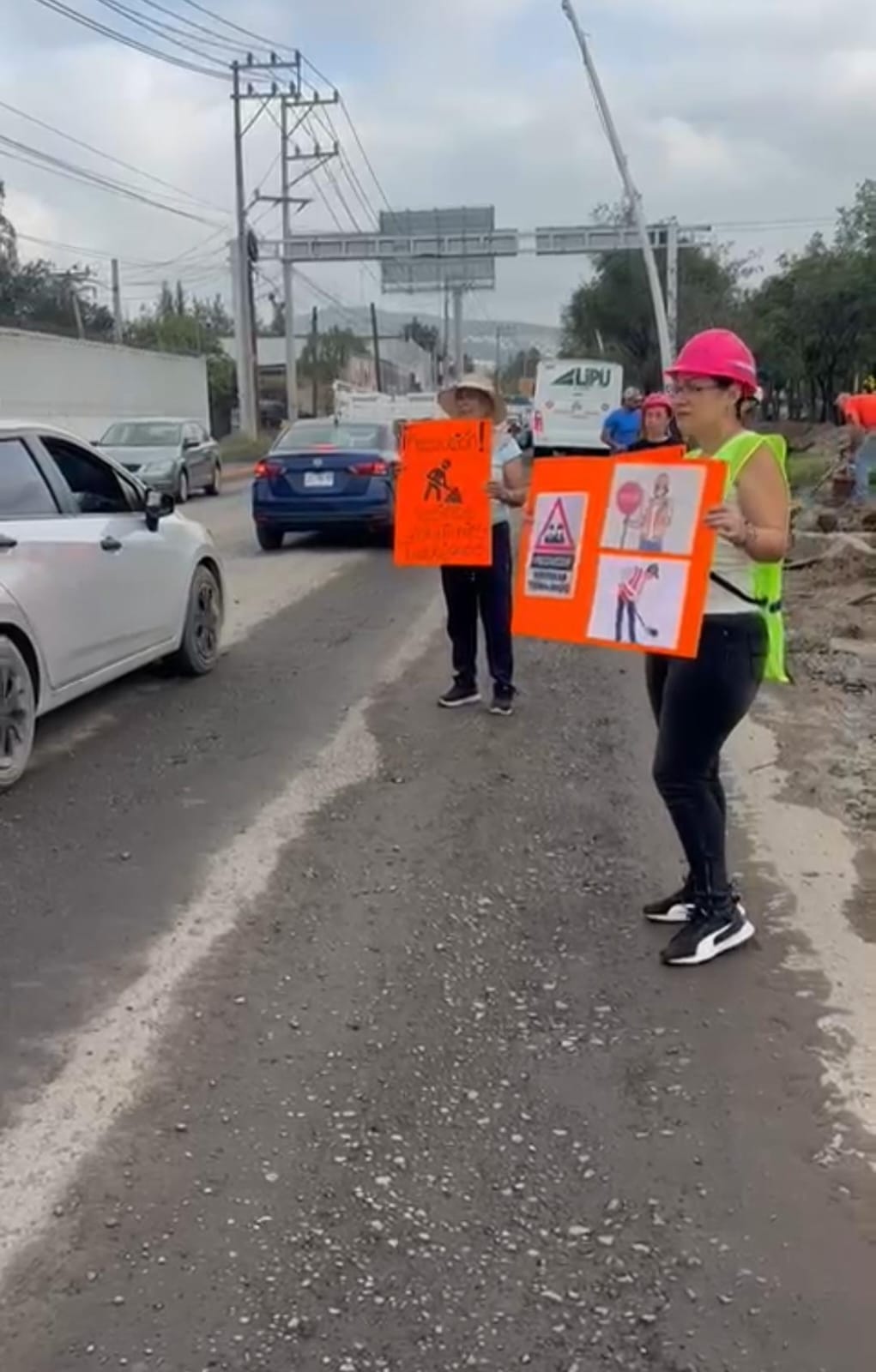 Ante demora de la autoridad, vecinos bachean con sus propios recursos la avenida Adolf Horn