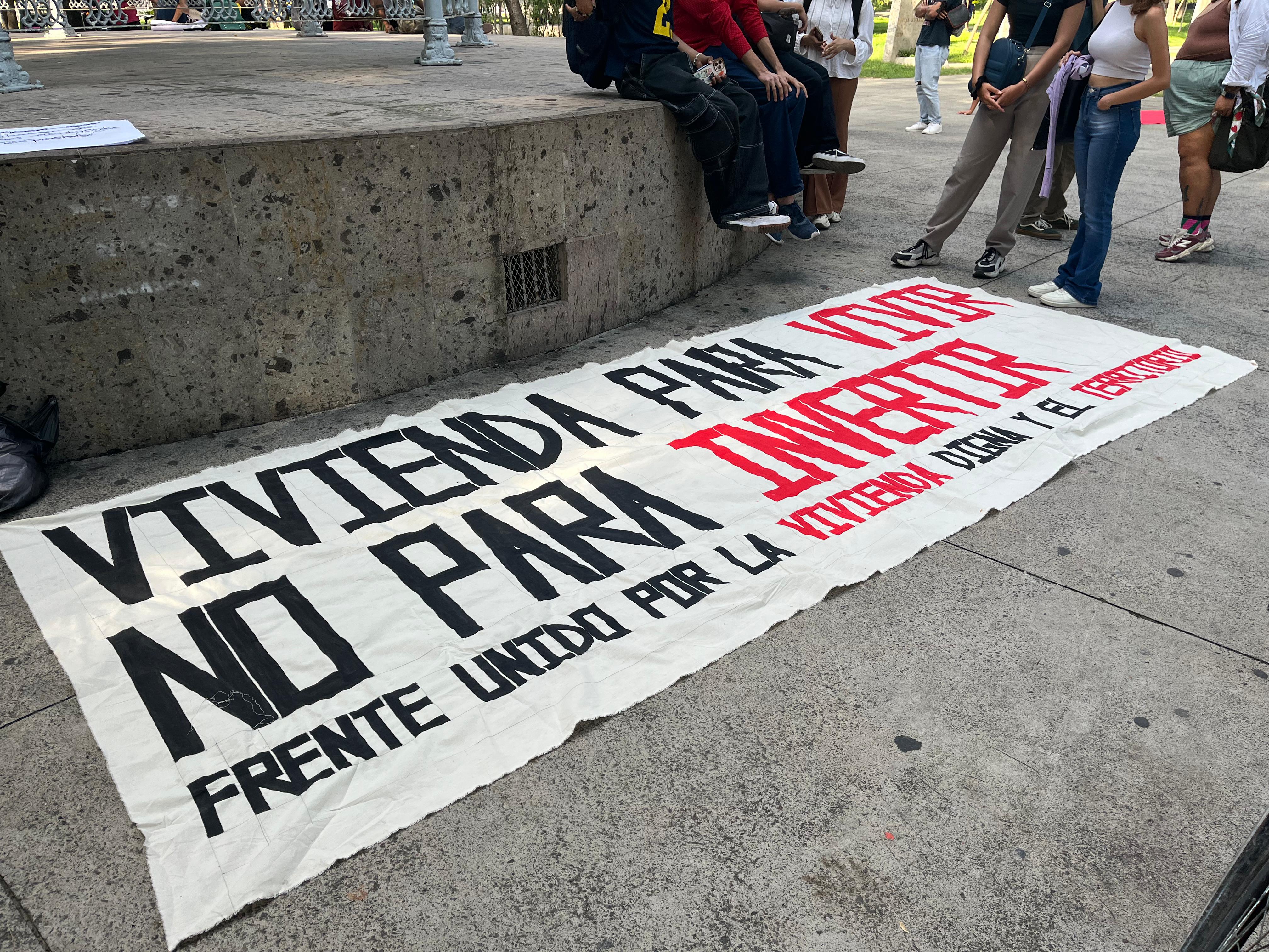 Colectivos marchan contra la gentrificación en Guadalajara; exhiben rentas exorbitantes Colectivos marchan contra la gentrificación en Guadalajara; exhiben rentas exorbitantes