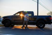 Cuidado con el hielo en las vías: en Texas, migrantes se ayudan para evadir redadas del ICE