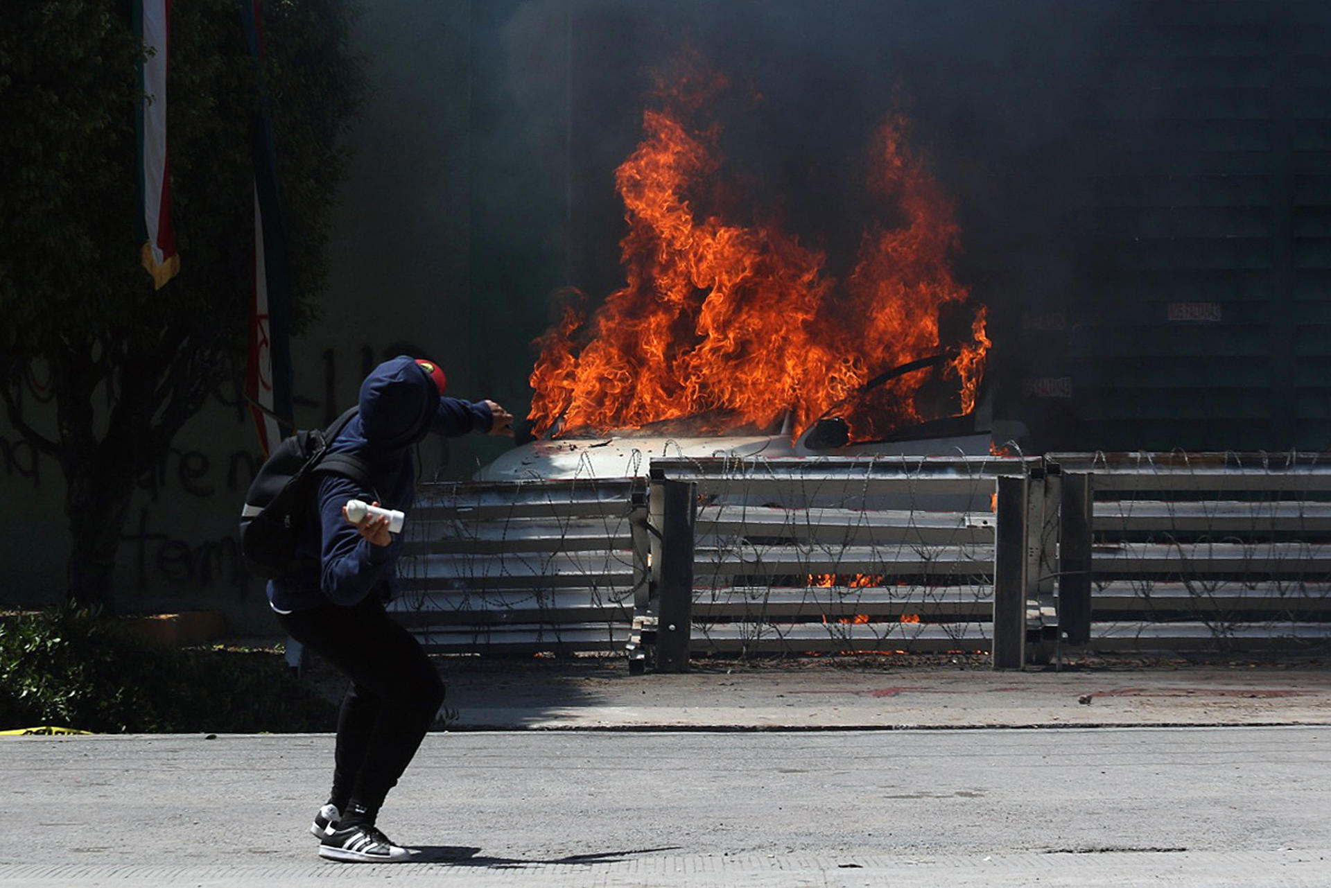 Activistas vuelven a protestar violentamente por caso Ayotzinapa 