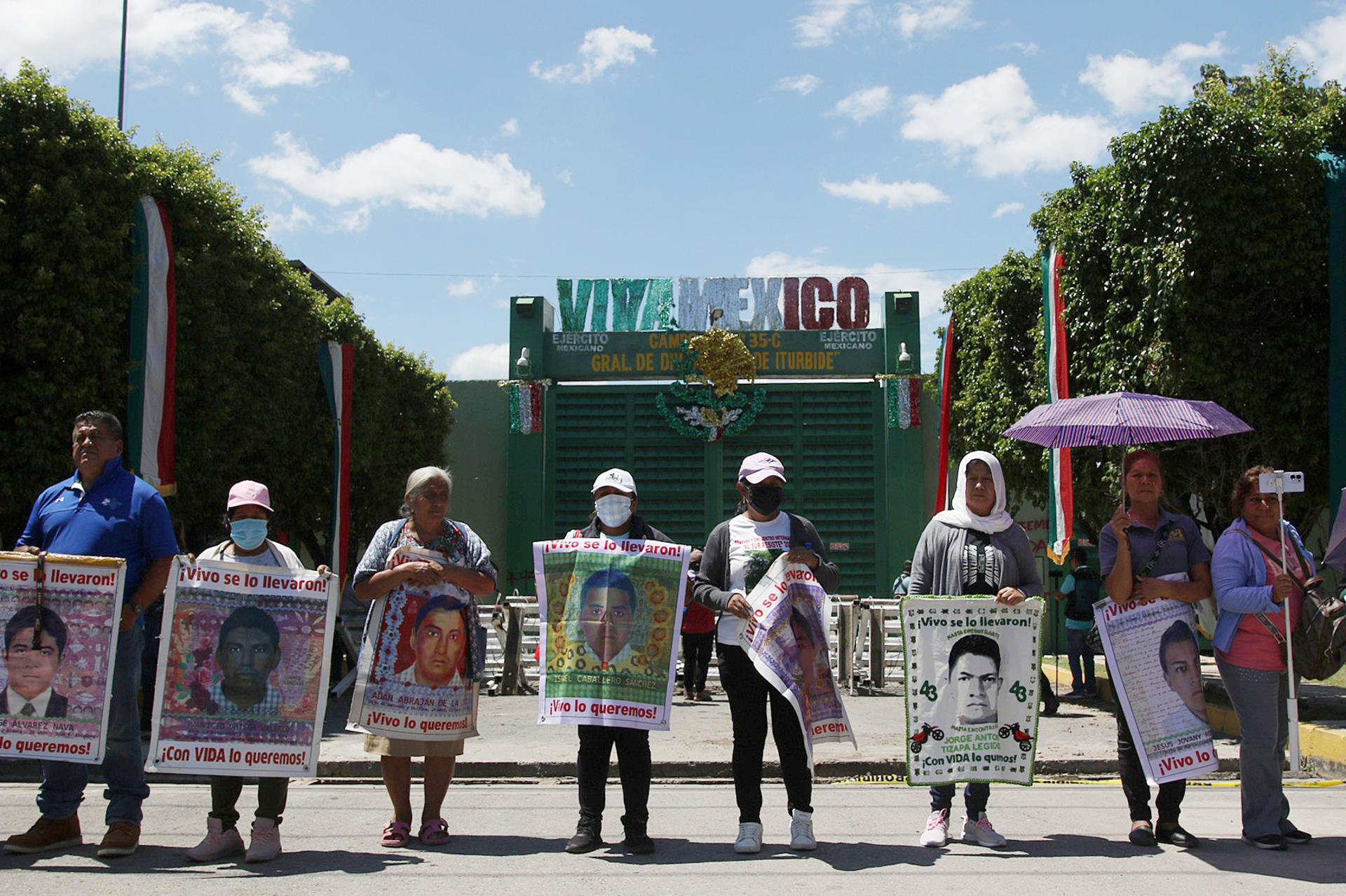 Activistas vuelven a protestar violentamente por caso Ayotzinapa 