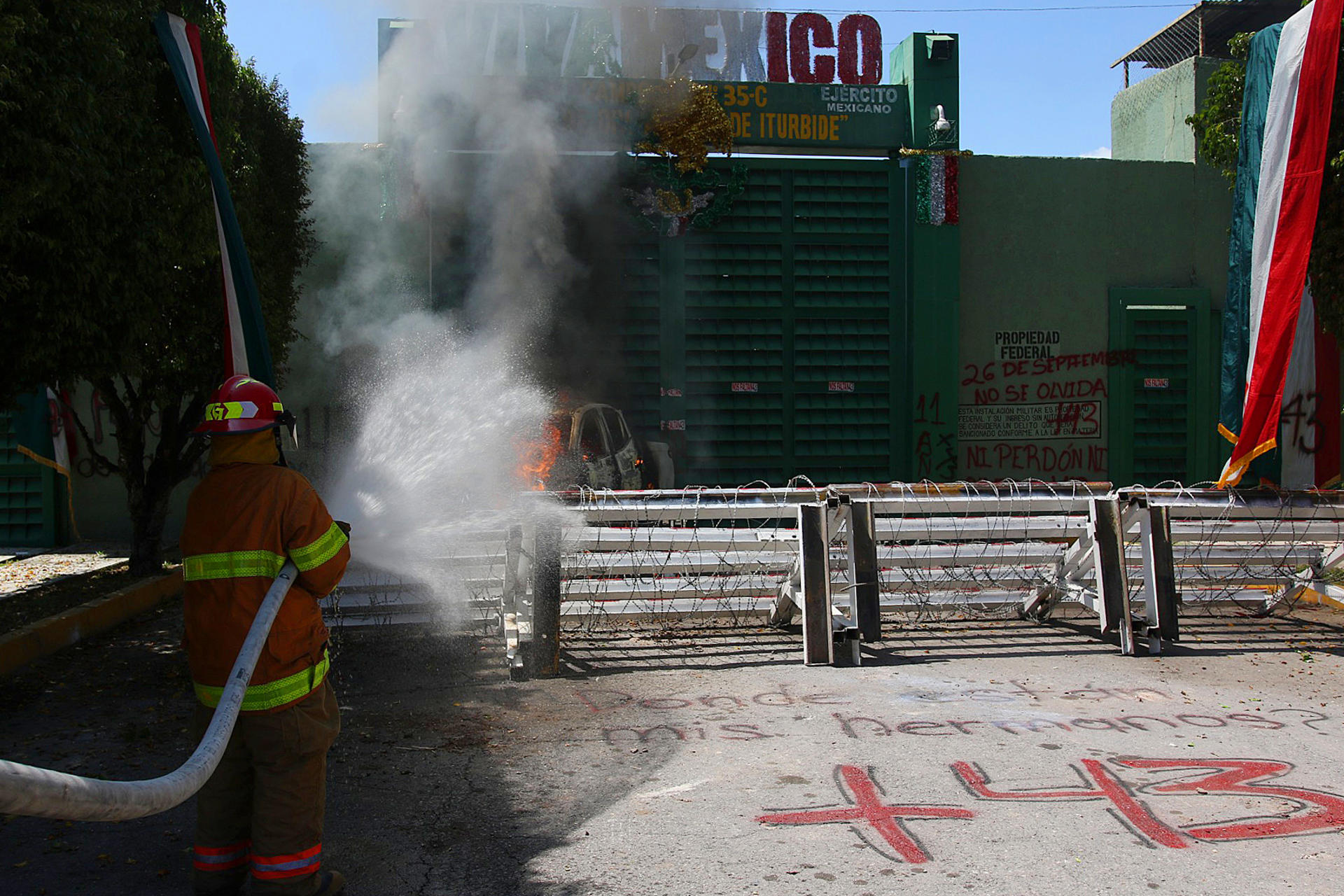 Activistas vuelven a protestar violentamente por caso Ayotzinapa 